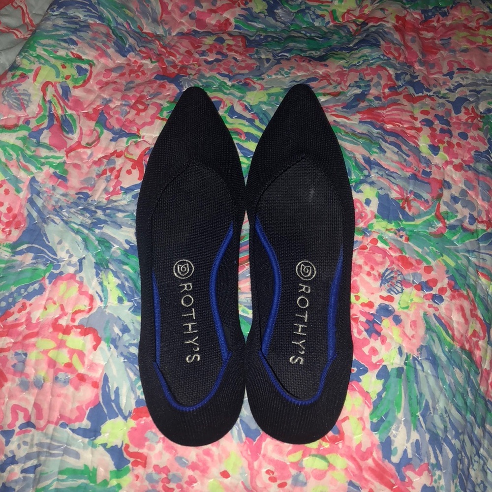 Size 9 EUC Pointed Toe Navy Rothys